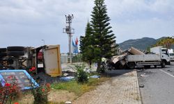 Sıcak asfalt yüklü kamyon, kamyonete çarpıp akaryakıt istasyonuna devrildi