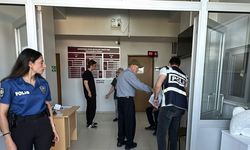 81 yaşındaki aday, 8’inci kez YKS’ye girdi; sınav yerine bastonuyla geldi