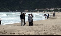Bartın’ın mavi bayraklı plajında denizdeki kirlilik temizlendi