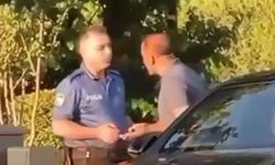 Biri polis memuru, 2 sürücünün yumruklu kavgası kamerada