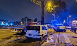 Bursa’da otomobil ağaca çarptı: 2 yaralı