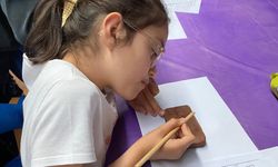 Çocuklar kile çivi yazısı ile isimlerini yazdı