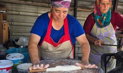Depremzede kadınların tandır mesaisi; ekmeklerini ateşten çıkarıyorlar