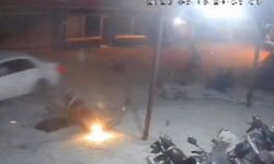 İki motosikletle çarpışan otomobil sürücüsünün kaçtığı kaza kamerada: 4 yaralı