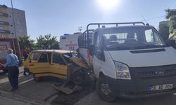 Kamyonetin altına giren otomobilde sıkışan sürücüyü itfaiye çıkardı