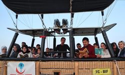 Kapadokya'da öğrenciler, sıcak hava balonunda kitap okudu