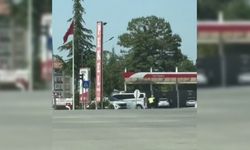 Kargaların saldırısına uğrayan trafik polisi zor anlar yaşadı