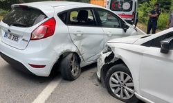 Kocaeli'de 2 otomobilin karıştığı kaza; 1'i çocuk 6 yaralı