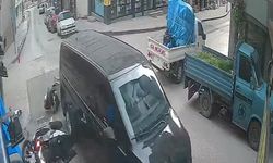 Motosiklet ile minibüsün çarpıştığı kaza kamerada; 2 yaralı
