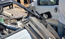 Otomobil ile hafif ticari araç çarpıştı: 3 ölü, 2 yaralı