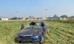 Tarlaya giren otomobilin sürücüsü yaralandı
