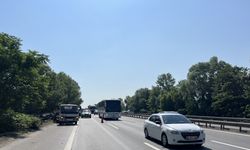 TEM Otoyolu'nda otomobil, bariyerlere ve tankere çarptı: 7 yaralı
