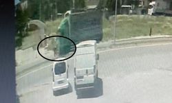 TIR'ın çarptığı yaya ağır yaralandı; kaza kamerada
