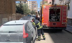 Yanan otomobili, evinin penceresinden kovayla su dökerek söndürmeye çalıştı
