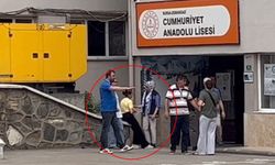 Yanlış okulun önünde bekleyen öğrencinin yaşadığı panik kamerada