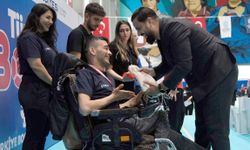 Yıllarca evden çıkmayan bedensel engelli Yücel, tanıştığı boccede stil geliştirip kürsüye çıktı
