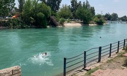 Adana’da sıcakta bunalan çocukların kanalda eski koltukla tehlikeli eğlencesi