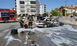 Aksaray’da seyir halindeyken alev alan otomobil yandı