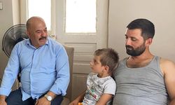 Arkadaşının kürekli müdahalesiyle kendisine saldıran ayıdan kurtuldu