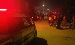 Babasının evini yaktı, alevler bir eve daha sıçradı; mahallelinin saldırdığı şüpheliyi polis kurtardı