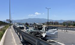 Bariyere çarpan otomobil hurdaya döndü: 4 yaralı