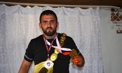 Başpehlivanlık ünvanını kazandı, babasının mezarını ziyaret etti