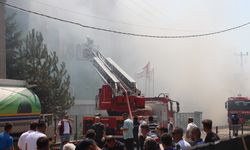 Bolu'da medikal malzeme üretilen fabrikada çıkan yangın kontrol altında (3)