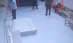 Cami avlusunda uyuşturucu içerken kendisini uyaran müezzini bıçakladı; olay anı kamerada