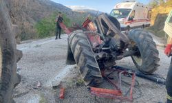 Devrilen traktörün sürücüsü öldü