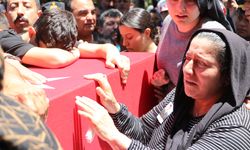 Elinde oyuncağı, şehit babasının tabutuna sarılıp gözyaşı döktü / Ek fotoğraflar