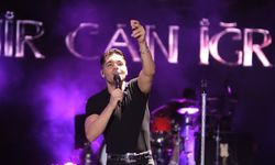 Emir Can İğrek, Akşehir Açık Hava Tiyatrosu’nda sahne aldı