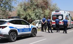 Hafif ticari araç, park halindeki araca çarptı; 1 ölü, 8 yaralı