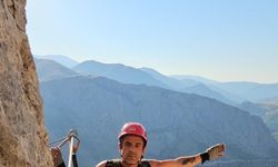 Hızı 220 kilometreye ulaşan wingsuit atlayışı nefes kesti