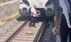 İstanbul- Bakırköy'de raylarda duran yavru kediyi fark eden makinist treni durdurdu
