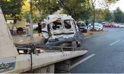İstanbul - Küçükçekmece’de hafif ticari araç servis minibüsüne çarptı: 4 yaralı