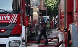 İstanbul- Pendik'te 4 katlı binanın çatısı alev alev yandı