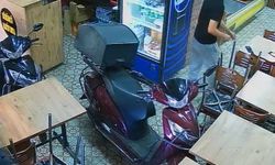 İstanbul - Sultangazi'de biri bekledi diğeri çaldı; telefon hırsızlığı kamerada