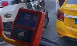 İzmir'de trafikte kasklı, tekmeli ve yumruklu kavga kamerada