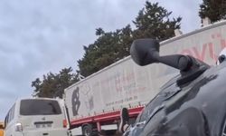 Motosikletin trafik ışıklarında bekleyen minibüse çarptığı kaza kamerada