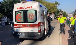 Otomobil, park halindeki polis aracına çarptı: 1’i polis 2 yaralı