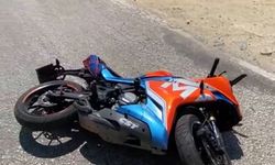 Otomobilin çarptığı motosikletin sürücüsü, düştüğü aracın üzerinde ambulans bekledi