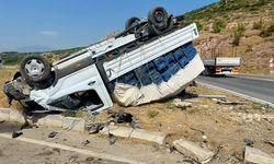 Otostop çekerek bindiği kamyonetin karıştığı kazada yaralandı