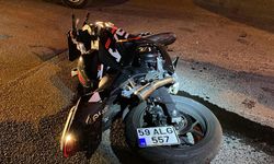 Polisten kaçan sürücünün kullandığı motosiklet otomobille çarpıştı; 2 yaralı