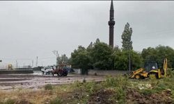 Sağanak yağmurun yıktığı evde mahsur kalan kadın kurtarıldı
