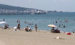 Samsun'da sıcaktan bunalanlar gölgelerde serinledi