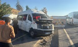 Şanlıurfa’da otomobil ile servis minibüsü çarpıştı: 13 yaralı