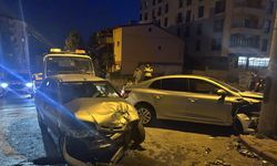 Sivas'ta iki otomobil çarpıştı: 6 yaralı