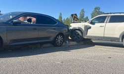 Sivas'ta otomobiller çarpıştı: 1'i çocuk, 5 yaralı