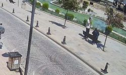 Telefon dolandırıcısı, parkta buluştuğu kadının parasını alıp kaçtı: o anlar kamerada