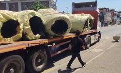 TIR'dan düşen çelik halat ruloları araçlara çarptı, o anlar kamerada